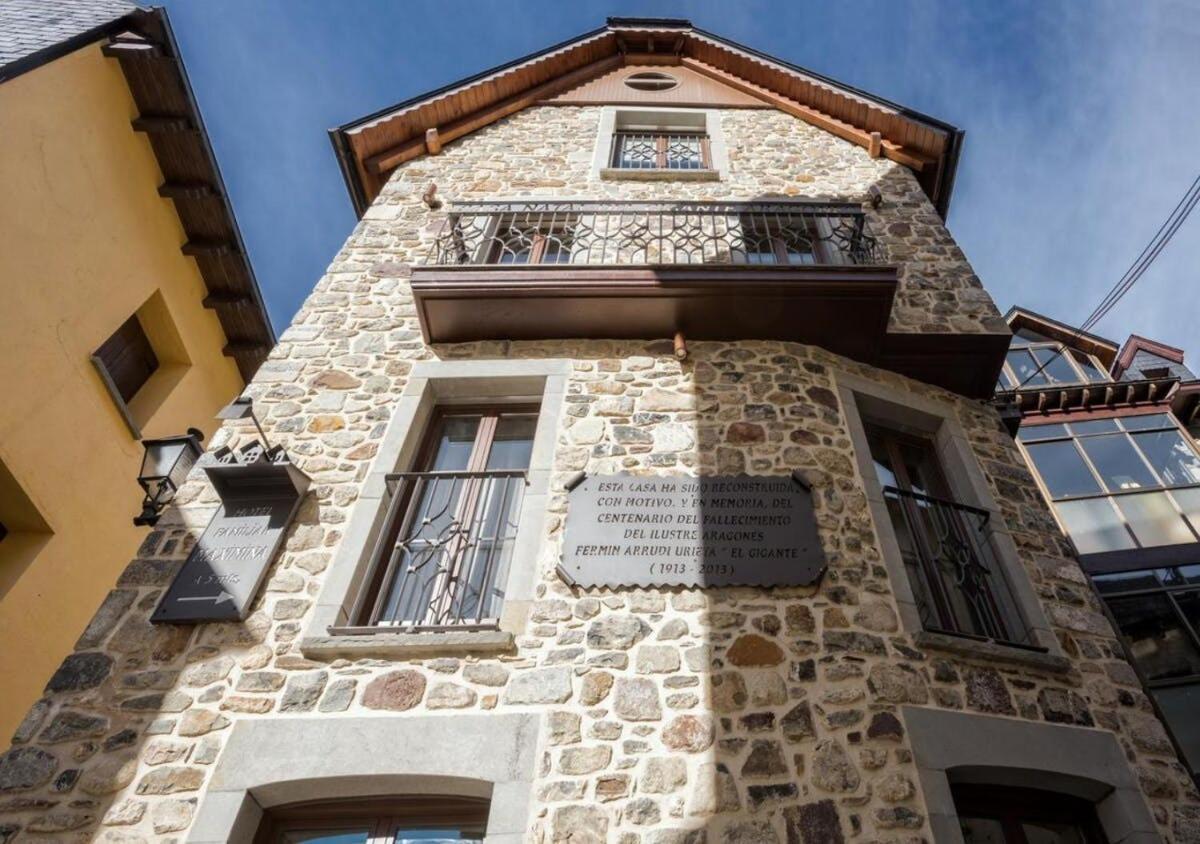 Casa Gigante De Sallent - Exclusiva Y Con Historia Sallent De Gallego Exterior photo